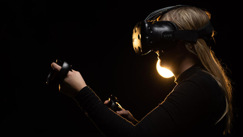 Kvinna som labbar med VR