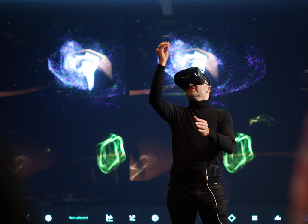 Martin Högenberg experimenterar i VR.  