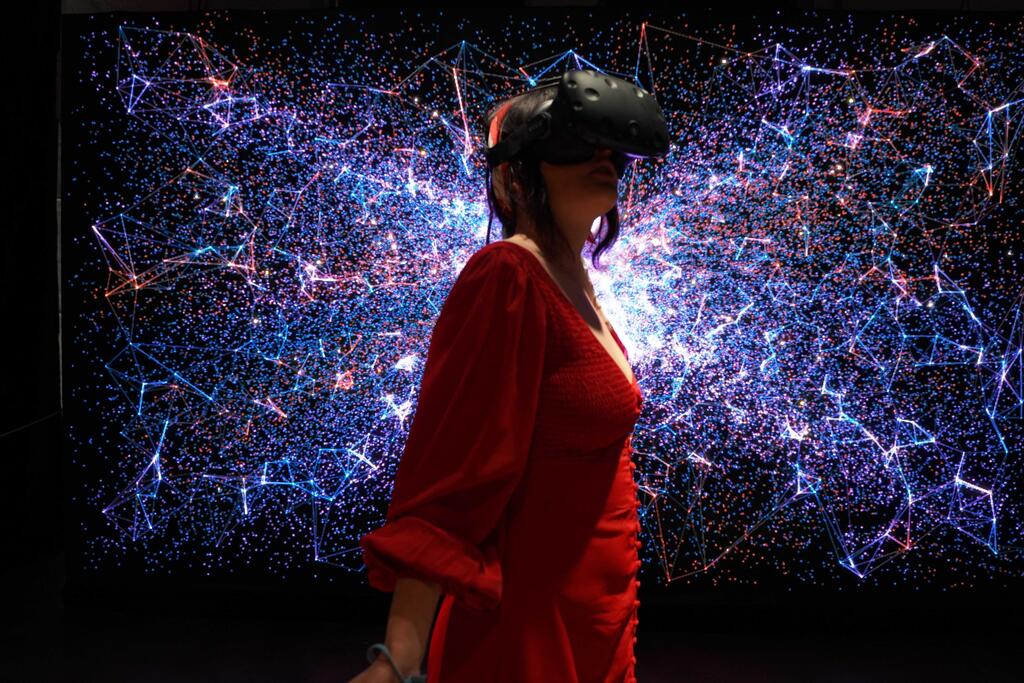 Woman in a VRheadset, spectacular background 