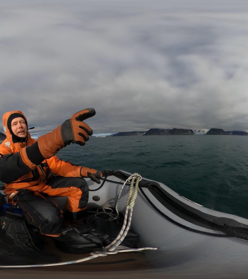 Man i båt och livdräckt på Svalbard